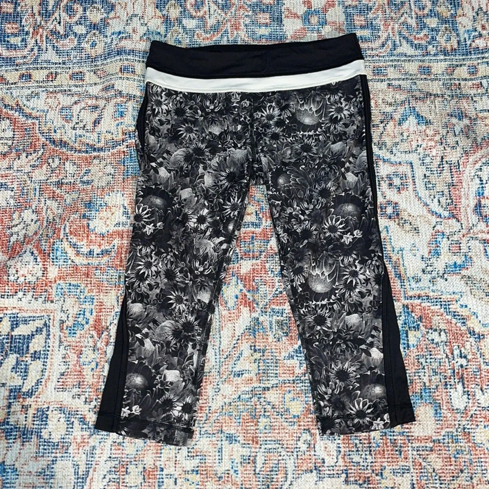 Lululemon Up The Pace Crop Leggings in Flowabunga Black Angel Wing SZ 8 VGUC - Picture 2 of 3